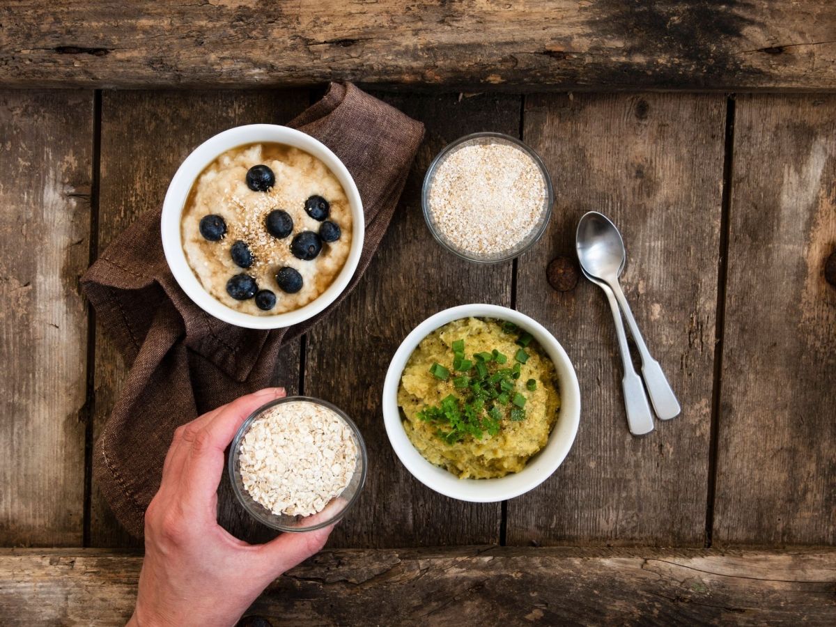 Oatmeal mit Hand und Zutaten