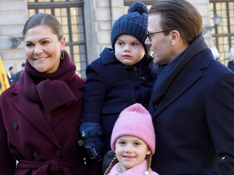 Kronprinzessin Victoria mit ihren Kindern Estelle und Oscar sowie Ehemann Prinz Daniel.. © imago images/TT