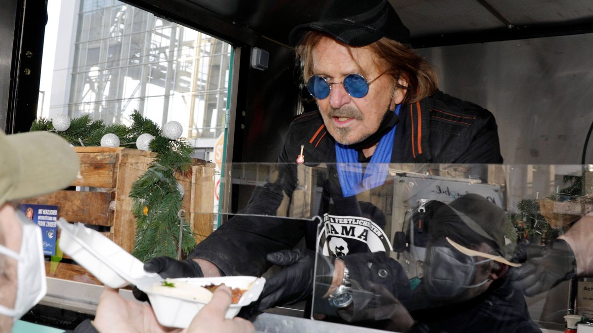 Frank Zander in seinem Foodtruck beim Verteilen der Weihnachtsgerichte - eine jährliche Tradition für den Schlagerstar. © imago/Future Image