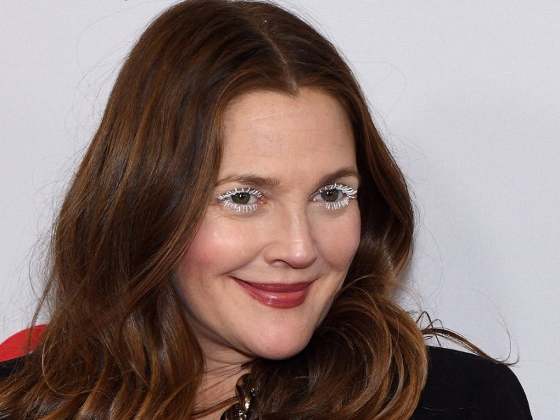 Drew Barrymore setzte am Freitag auf ein auffälliges Augen-Make-up.. © imago images/ZUMA Wire