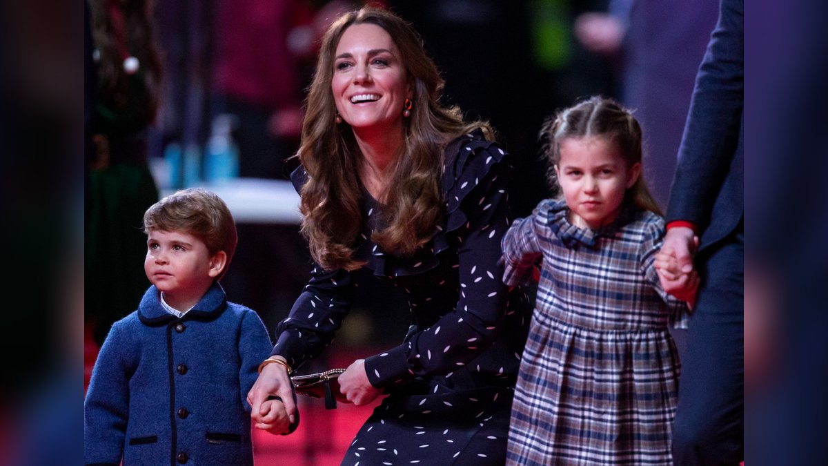 Herzogin Kate (M.) mit ihren beiden Kindern Prinz Louis (l.) und Prinzessin Charlotte auf dem roten Teppich.. © imago images/i Images