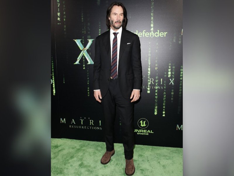 Keanu Reeves erschien klassisch im schwarzen Anzug in San Francisco.. © imago images/ZUMA Wire/Imagespace