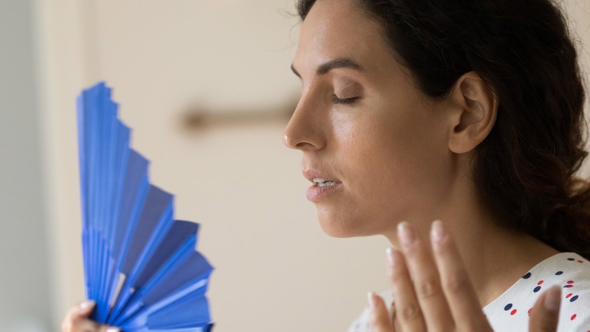 Auch jüngere Frauen können in die Wechseljahre kommen.. © fizkes/Shutterstock.com