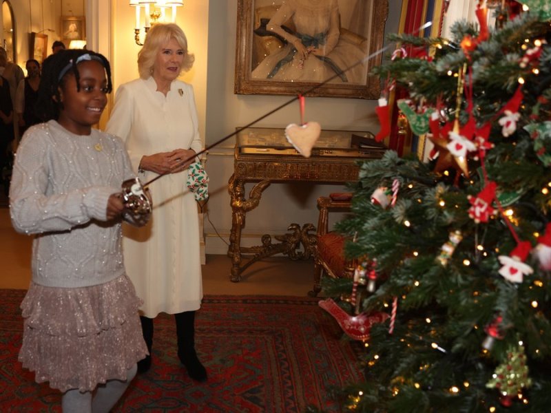 Herzogin Camilla hat im Clarence House den Baum mit der Hilfe von Kindern geschmückt.. © getty/[EXTRACTED]: Ian Vogler - WPA Pool/Getty Images