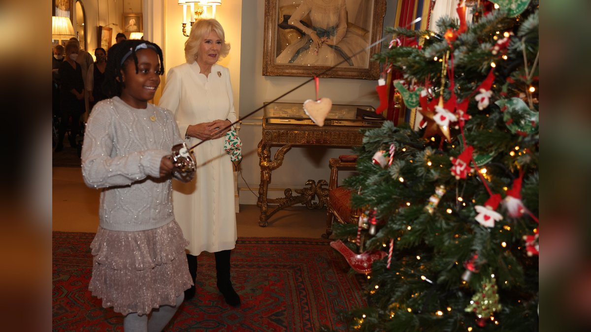 Herzogin Camilla hat im Clarence House den Baum mit der Hilfe von Kindern geschmückt.. © getty/[EXTRACTED]: Ian Vogler - WPA Pool/Getty Images