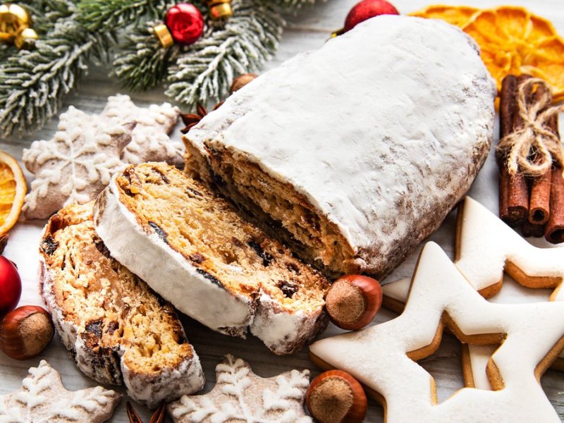 Selbstgemachter Christstollen darf an Weihnachten nicht fehlen.. © almaje/Shutterstock.com