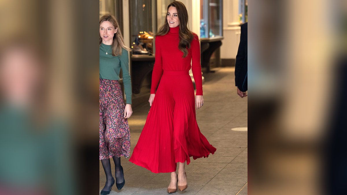 Plisseerock plus gemütlicher Pullover: Herzogin Kate trägt den perfekten Weihnachtslook für das Fest zu Hause.. © imago/PA Images