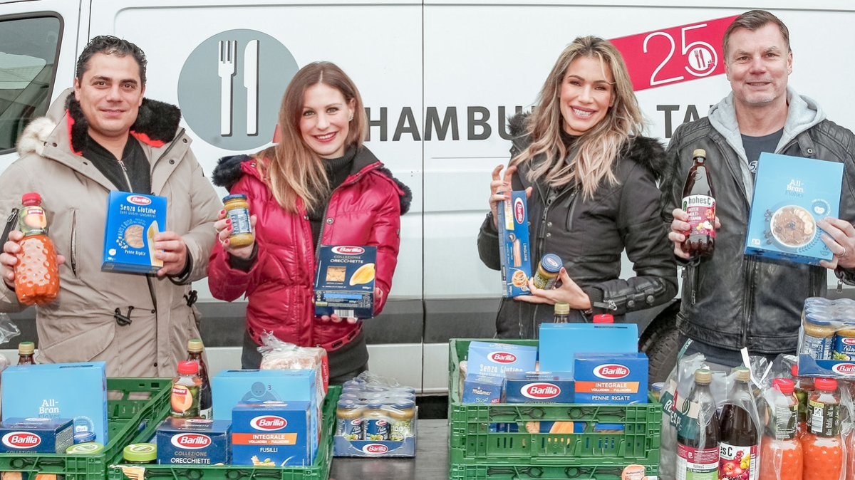 Silva Gonzalez und Stefanie Schanzleh sowie Yasmina Filali und Thomas Helmer (v.l.n.r.) bei der Barilla-Aktion für die Hamburger Tafel. © Hamburger Tafel