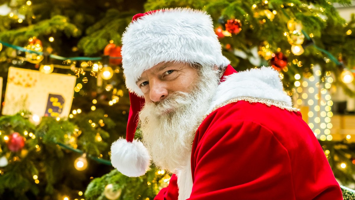 Henning Baum als Weihnachtsmann Thorsten im Film "Wenn das fünfte Lichtlein brennt".. © ARD Degeto/Gordon Mühle