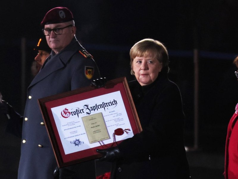 Angela Merkel wurde am Donnerstag mit dem Großen Zapfenstreich gebührend verabschiedet.. © imago/Emmanuele Contini