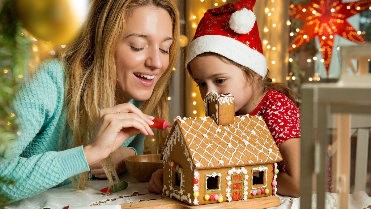 Spaß für Groß und Klein: Ein Lebkuchenhaus darf in der Weihnachtszeit nicht fehlen.. © Aleksandra Suzi/Shutterstock.com