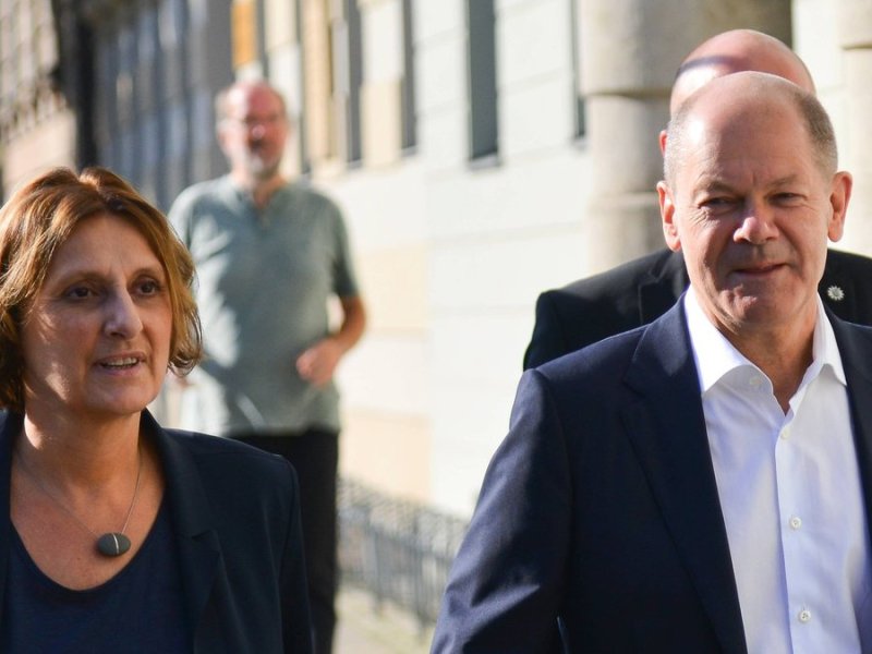 Olaf Scholz und seine Frau Britta Ernst auf dem Weg zu einem Wahllokal in Potsdam.. © imago/SNA