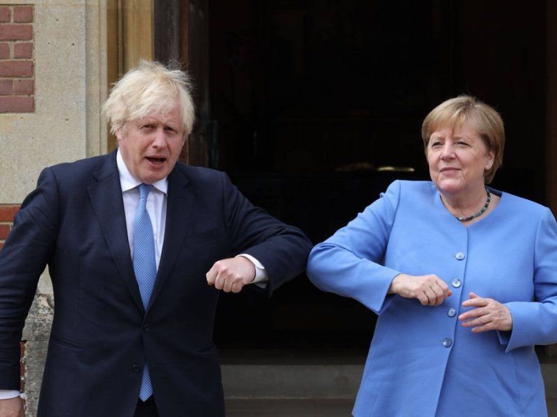 Angela Merkel mit Boris Johnson bei ihrer Abschiedstour im Vereinigten Königreich im Sommer.. © imago images/i Images