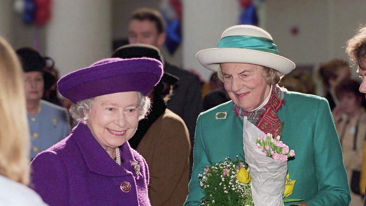 Queen Elizabeth (l.) in den 1990er-Jahren mit der Herzogin von Grafton.. © getty/Tim Graham / Tim Graham Photo Library via Getty Images