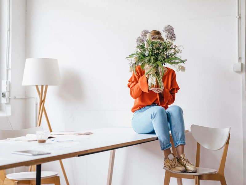 Warum stinken pupse frau blumen vase verstecken