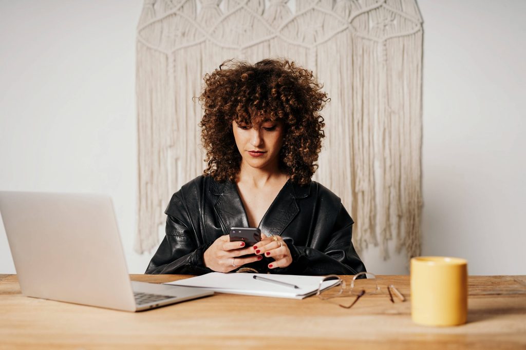 frau locken business arbeit handy sich selbst beschreiben