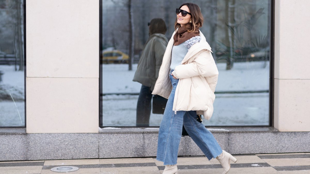 Puffer-Jackets samt Wide-Leg-Jeans steht derzeit hoch im Kurs in Sachen Fashion-Trends.. © Denis Bukhlaev/Shutterstock.com