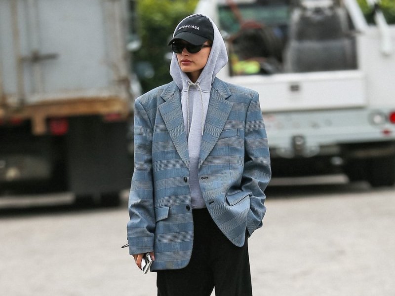 Nichts für Kleinkarierte: Hailey Bieber und ihr geliebter "Dad-Blazer".. © getty/[EXTRACTED]: Bellocqimages/Bauer-Griffin/GC Images