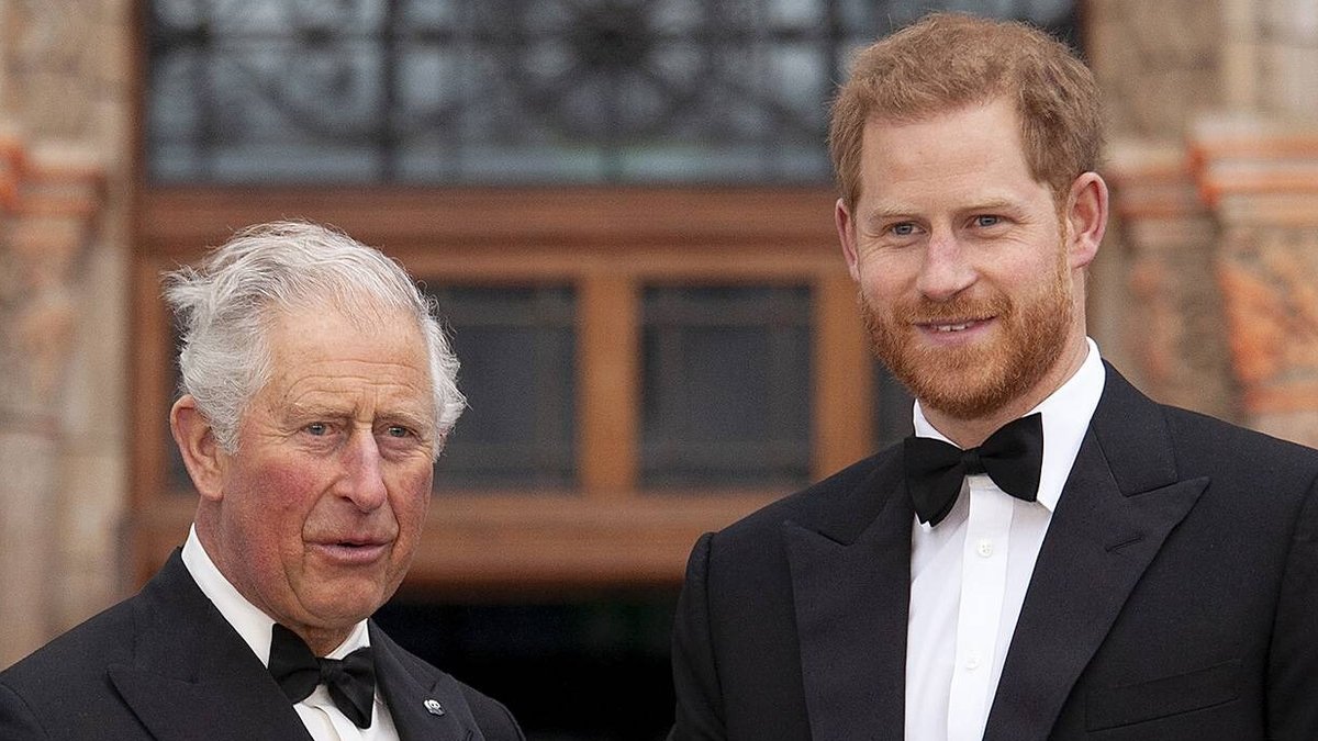 Prinz Charles und Prinz Harry bei einem Auftritt in London 2019.. © imago/ZUMA Press