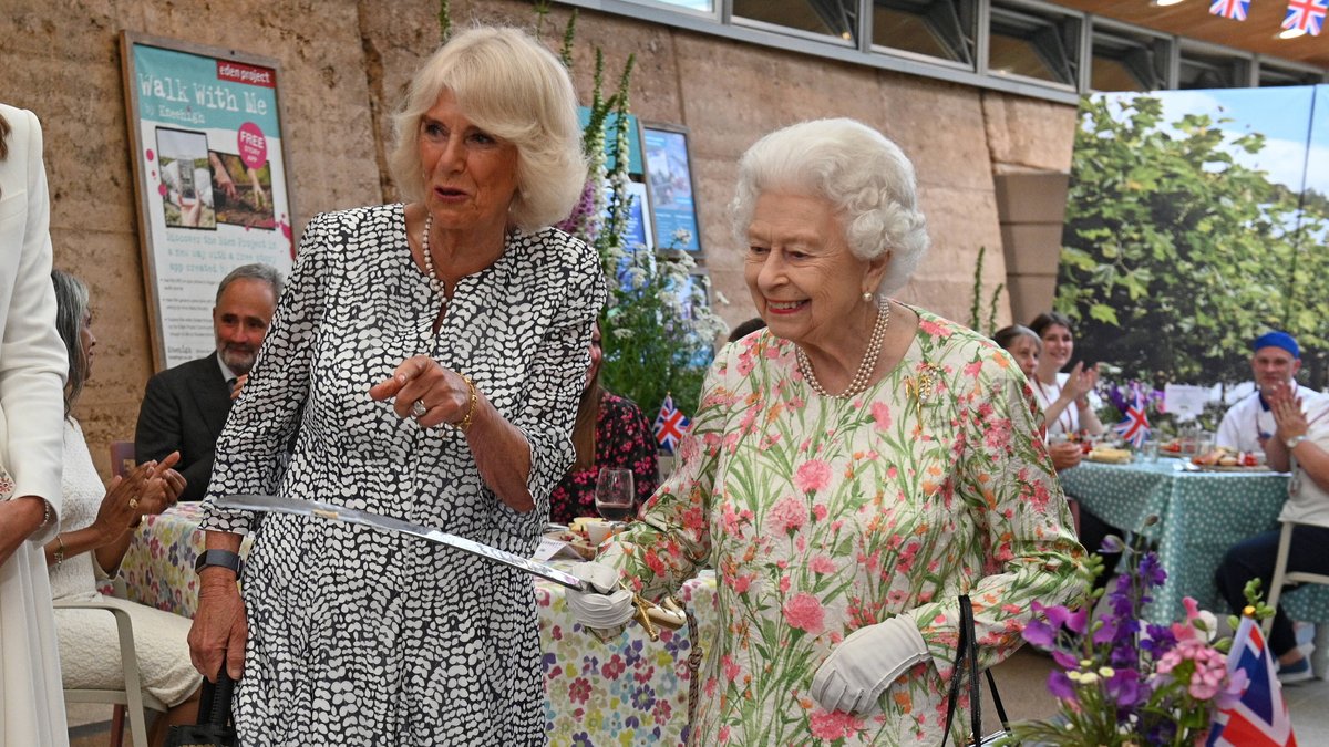 Die Queen (re.) hat Herzogin Camilla zum Mitglied des Hosenbandordens gemacht.. © imago/i Images