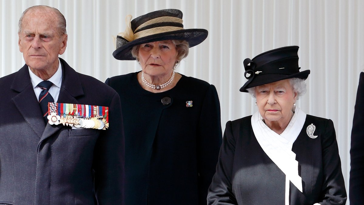 Queen Elizabeth II. (r.) trauert um Lady Farnham - hier sind sie gemeinsam mit Prinz Philip bei einer Veranstaltung im Jahr 2015 zu sehen.. © getty/Max Mumby/Indigo/Getty Images