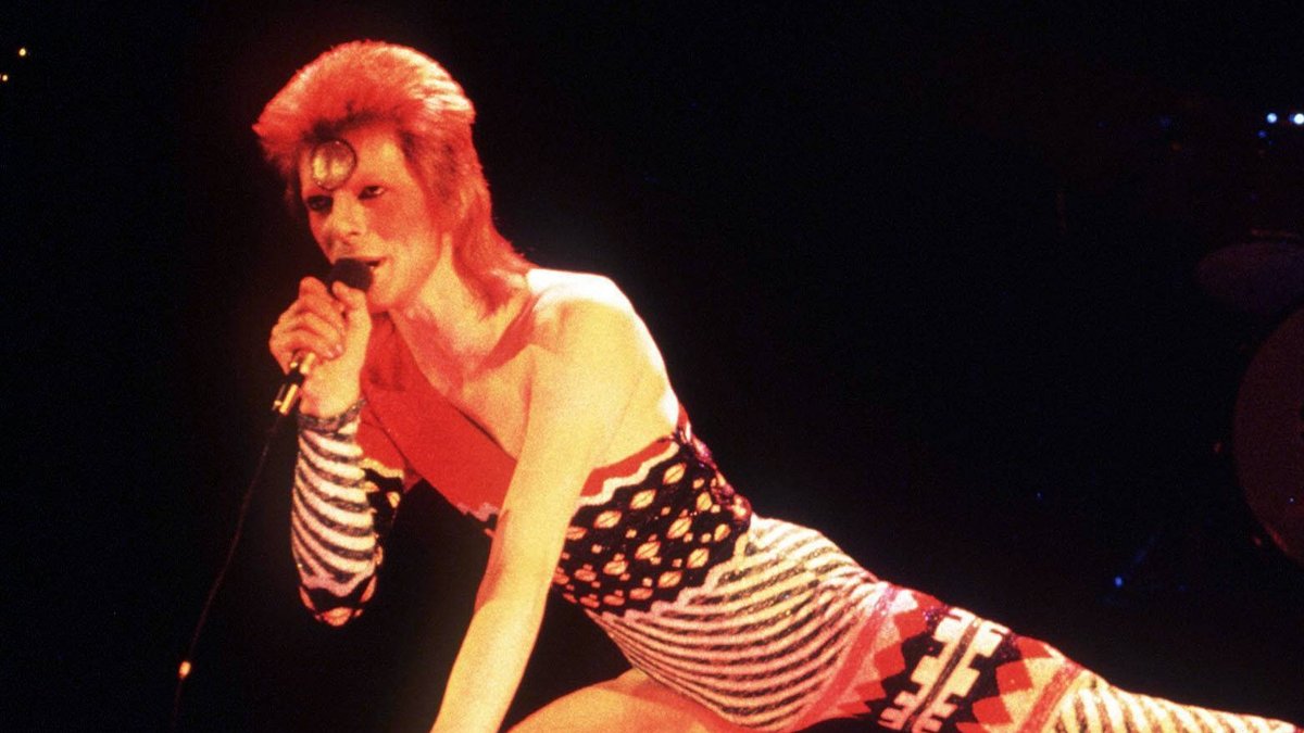 David Bowie als Ziggy Stardust bei einem Konzert in den 70ern.. © imago images/LFI