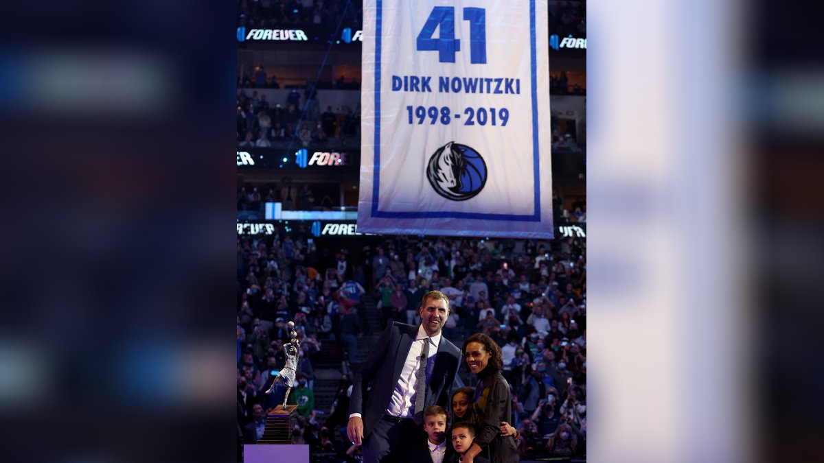 Dirk Nowitzki mit seiner Frau und den drei Kindern.. © getty/Tom Pennington / Getty Images