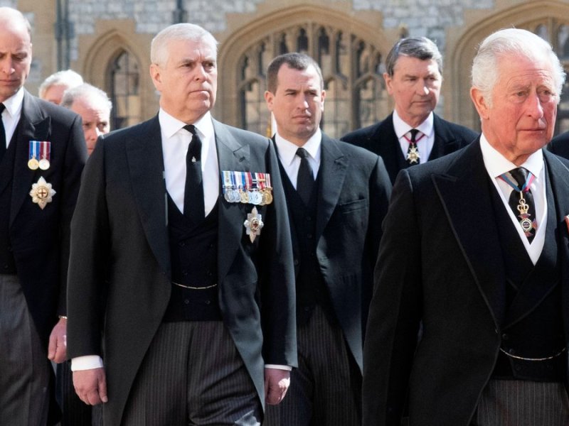 Prinz Charles (r.) hilft Andrew (2. v.r.) aus.. © imago images/i Images