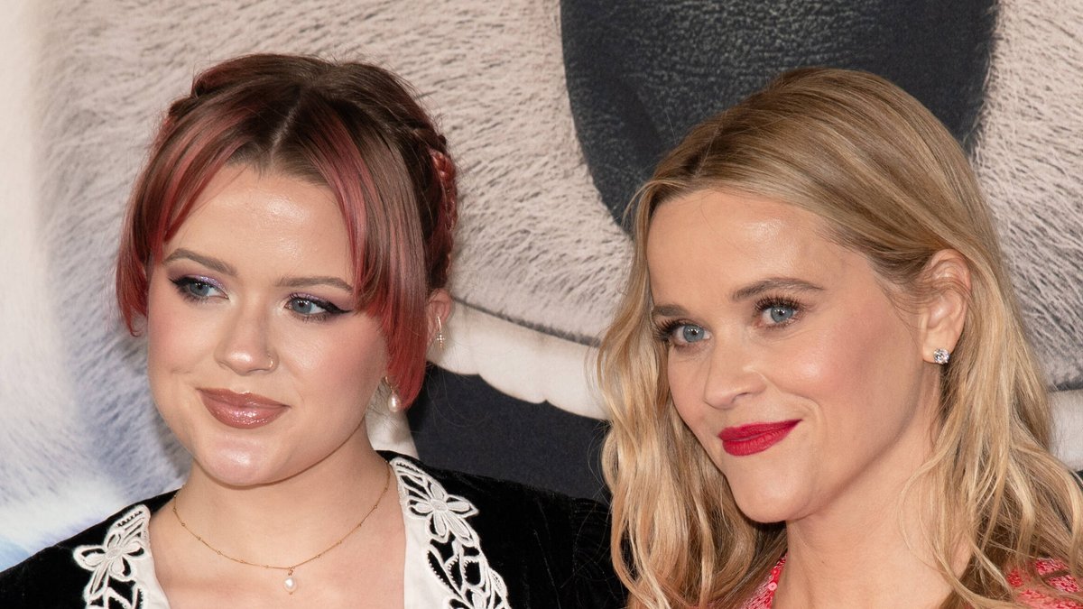 Ava Phillippe (l.) mit ihrer Mutter Reese Witherspoon im Dezember 2021.. © imago/ZUMA Wire