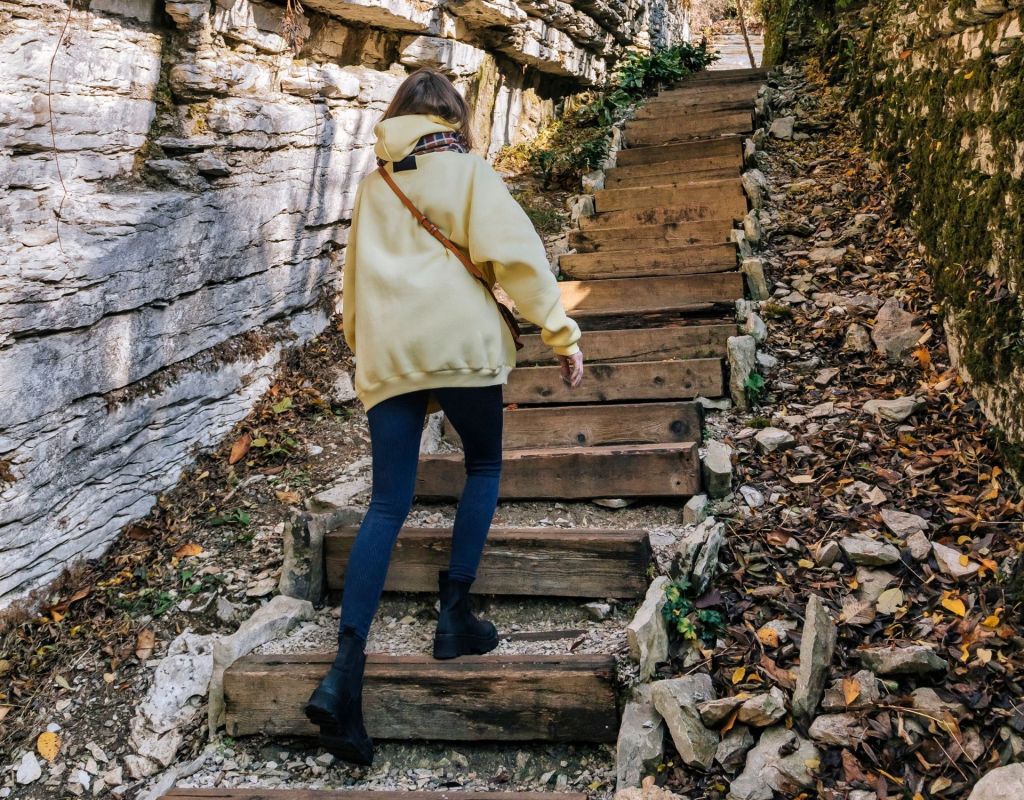 Frau steigt Treppen