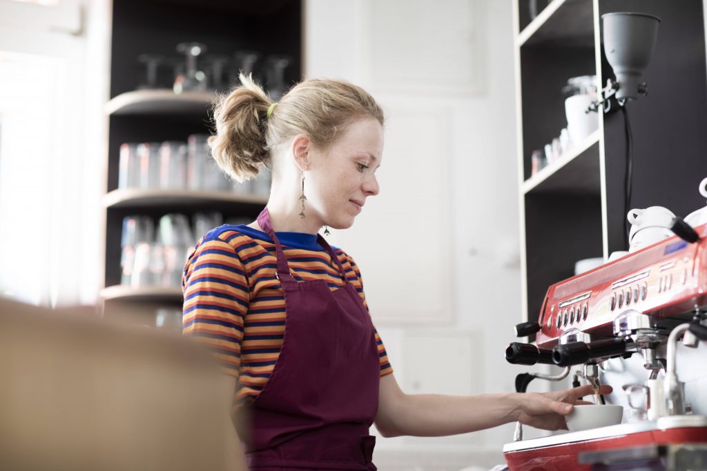 Frau macht Kaffee