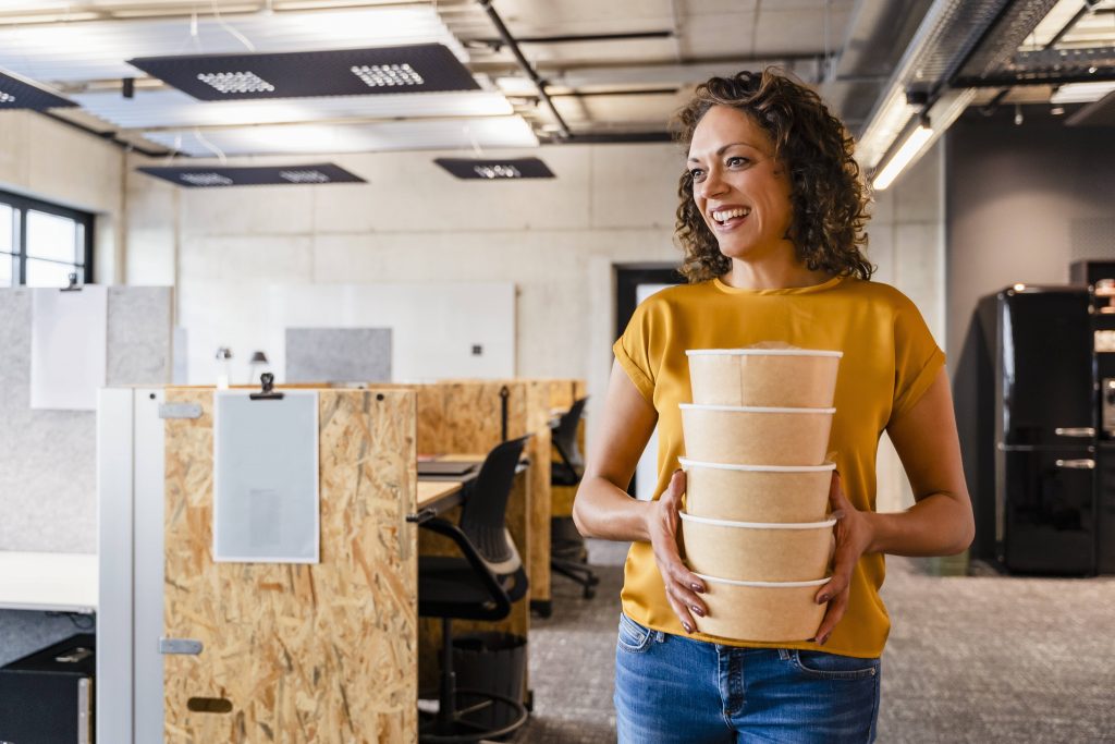 Frau mit To Go-Boxen