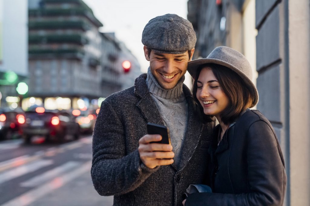 Pärchen schaut gemeinsam aufs Handy