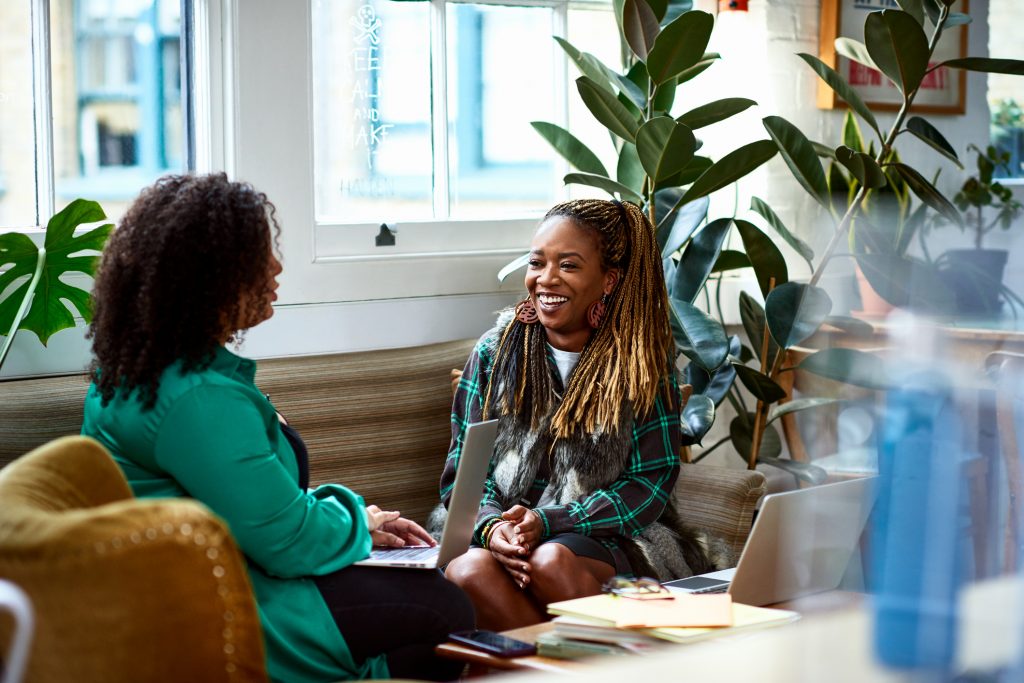 bewerbungsgespräch vorstellungsgespräch frauen abreit business work freundinnen schwarz afro