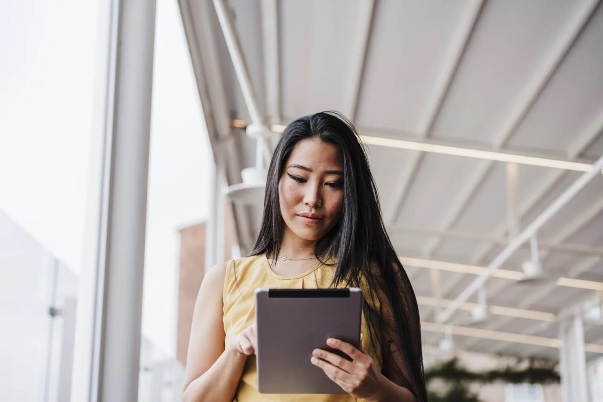 frau büro tablet