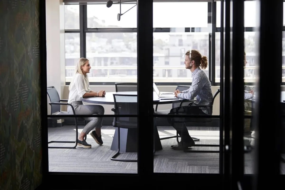 vorstellungsgespräch bewerbung mann frau arbeit meeting tisch büro