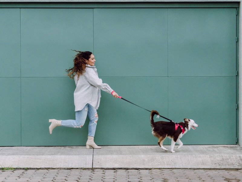 Frau mit Hund