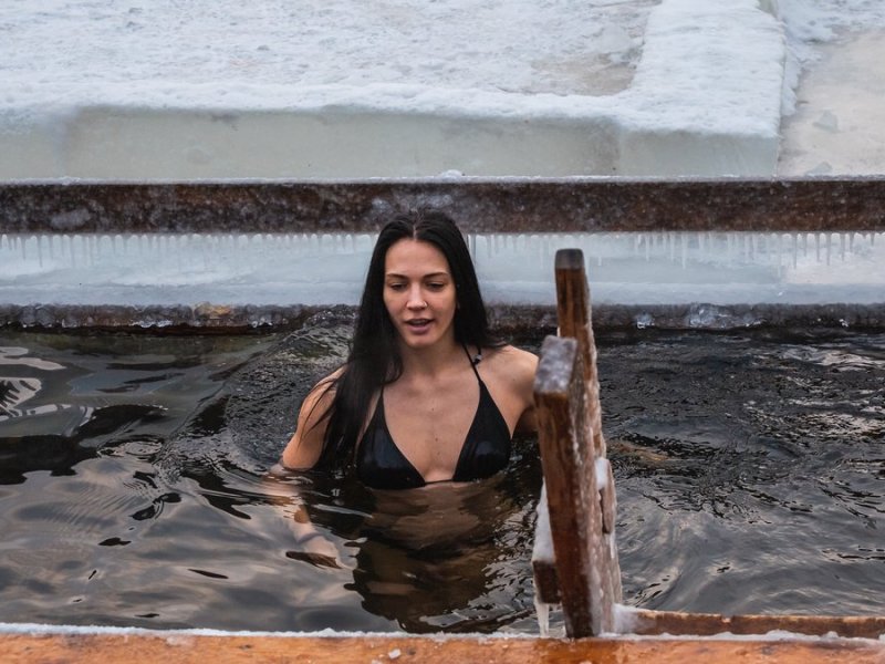 In Russland hat das Eisbaden einen religiösen Hintergrund.. © Ruslan Kalnitsky/Shutterstock.com