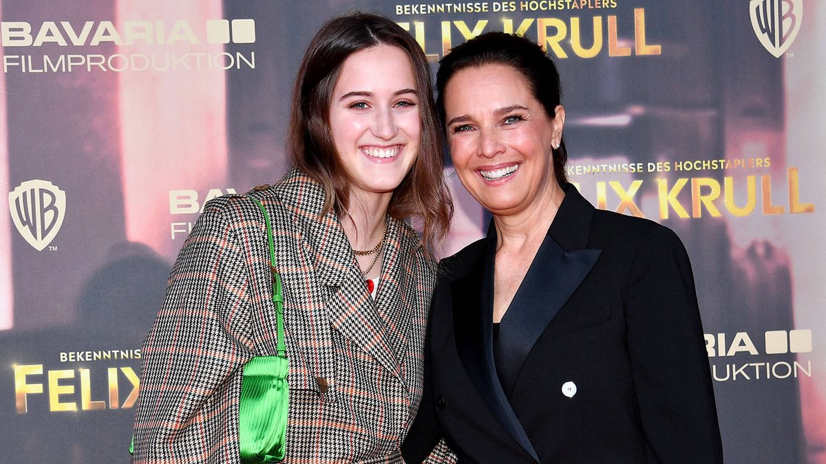 Luka Kloser und Désirée Nosbusch bei einer Filmpremiere im August 2021 in München.. © imago images/APress