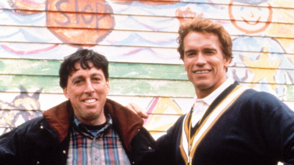 Ivan Reitman (l.) und Arnold Schwarzenegger bei den Dreharbeiten zu "Kindergarten Cop" (1990).. © imago/Everett Collection