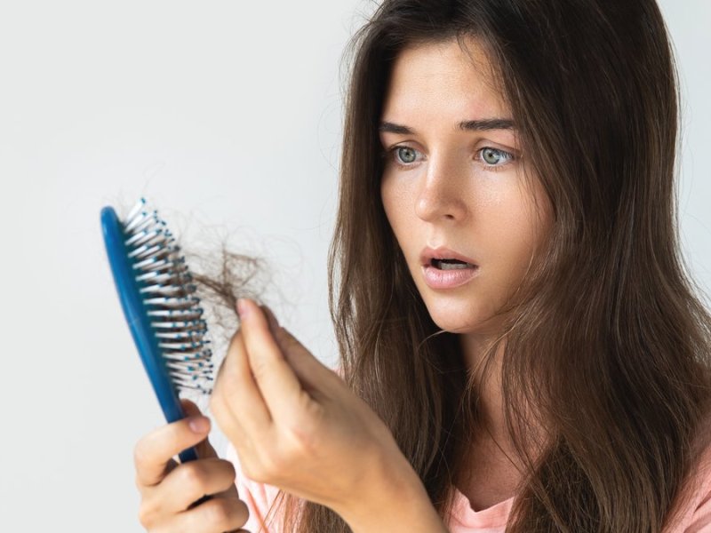 Frauen verlieren etwa 100 Haare pro Tag.. © BLACKDAY/Shutterstock.com