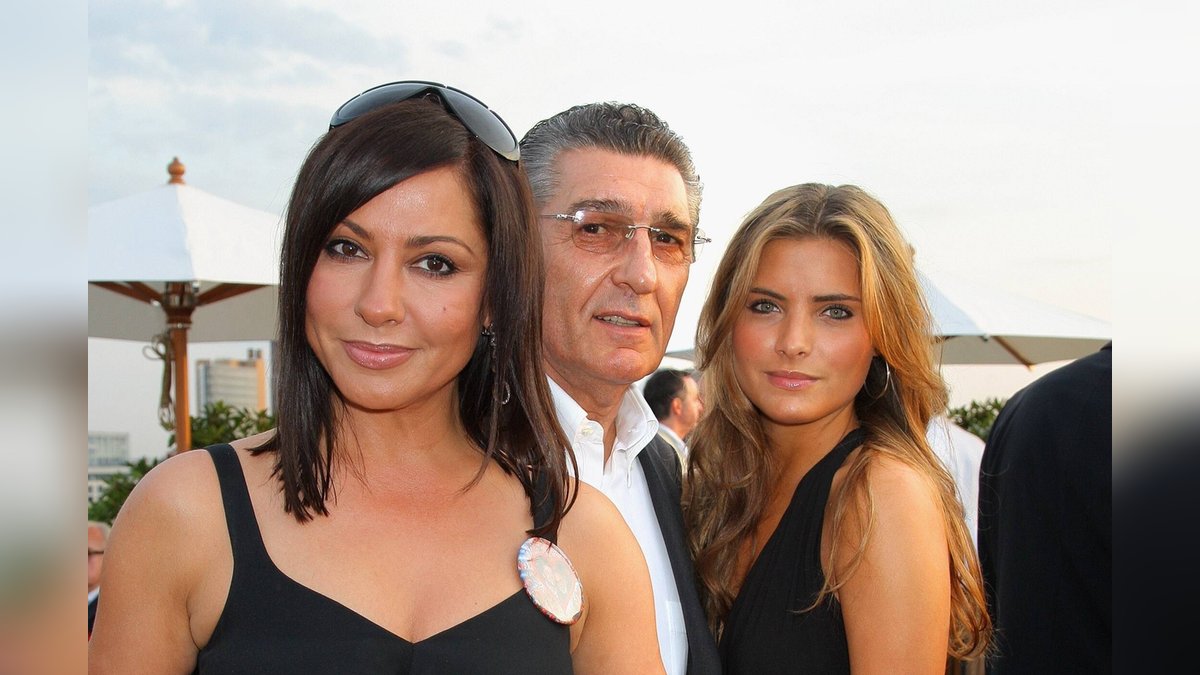 Ein gemeinsames Foto aus dem Jahr 2008: Rudi Assauer umgeben von Simone (li.) und Sophia Thomalla.. © imago/Eventpress