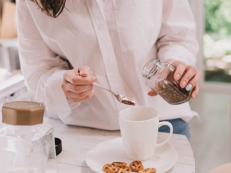 Frau Instantkaffee