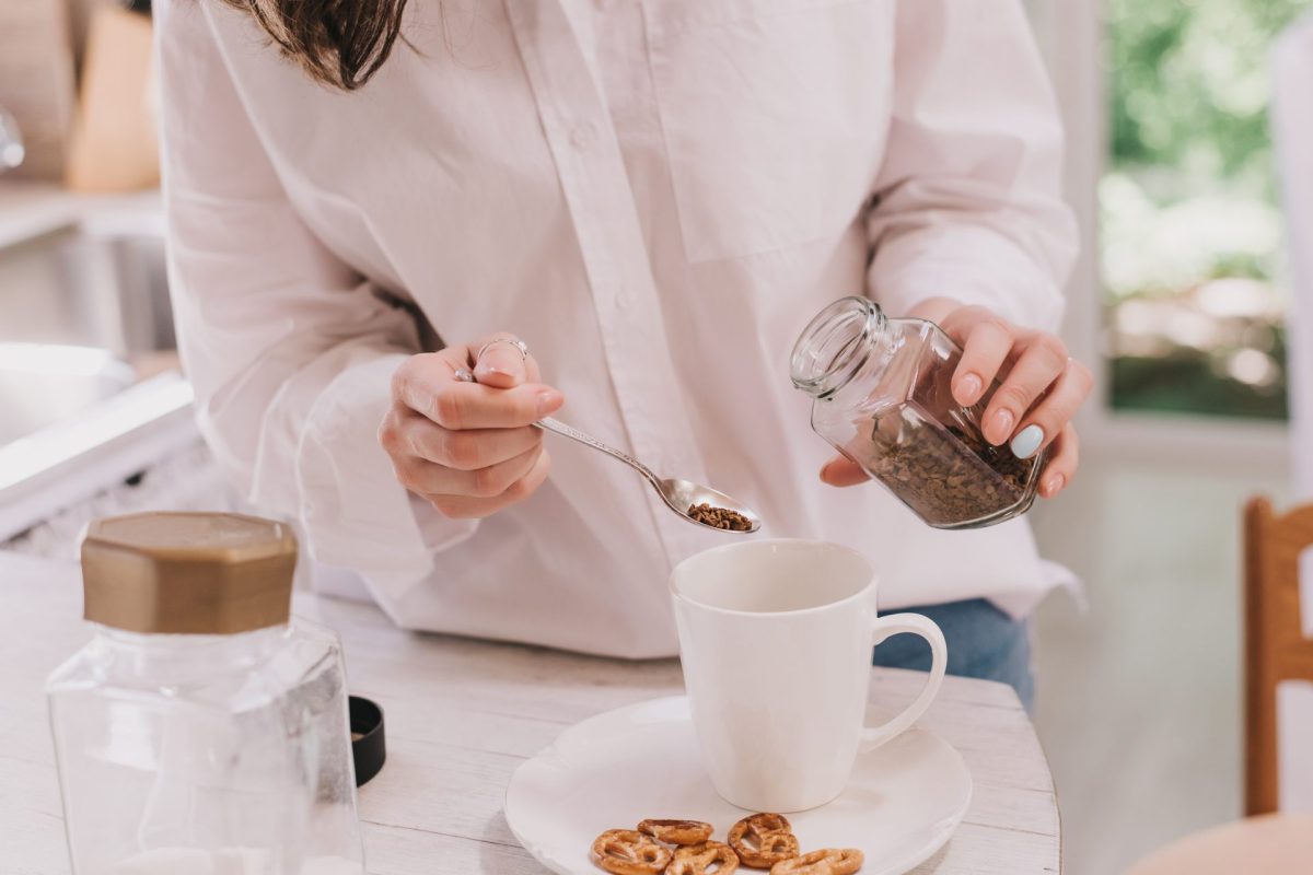 Frau Instantkaffee