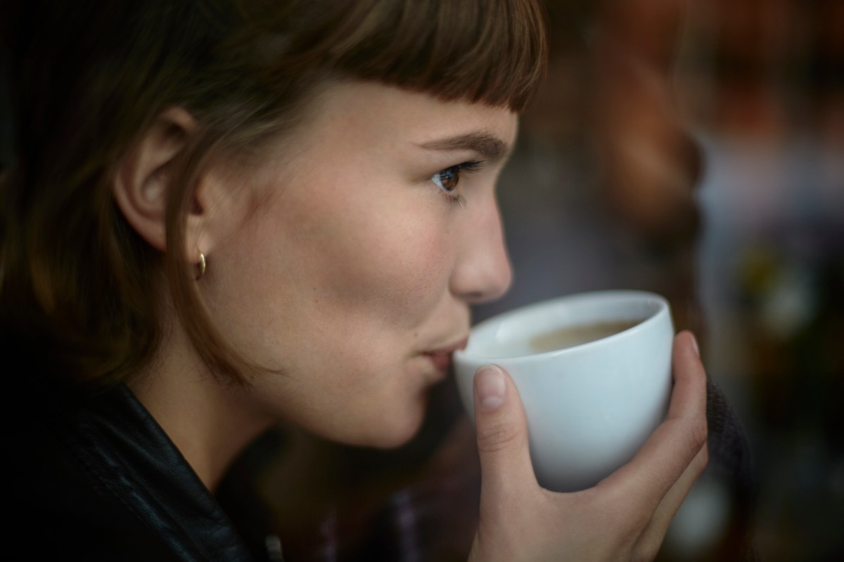 kaffee trinken frau tasse