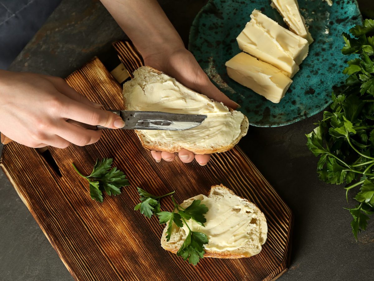 Butter auf Brot schmieren