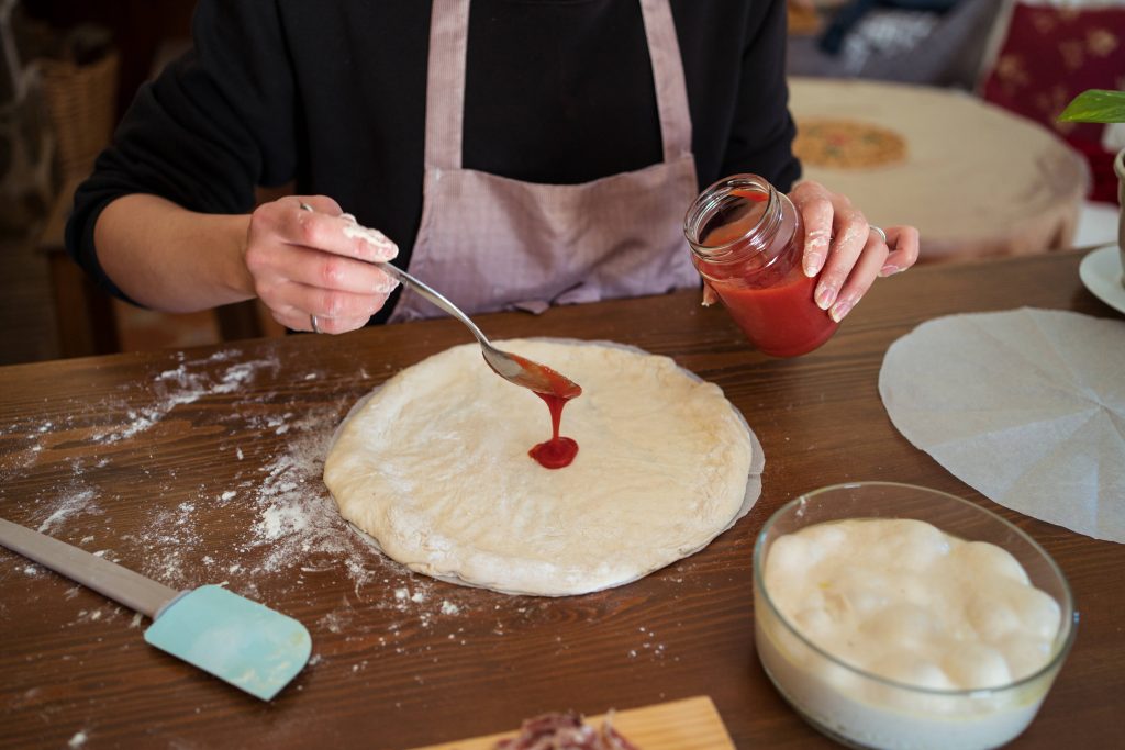 Frau macht Mikrowellen Pizza