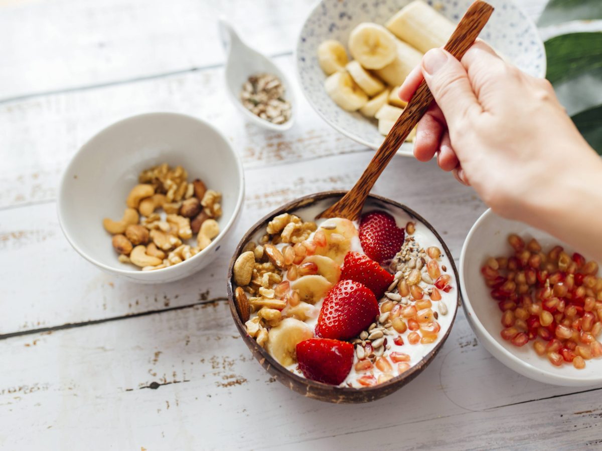 Lebensmittel zum Zunehemn Jogurt Hand Nüsse Obst