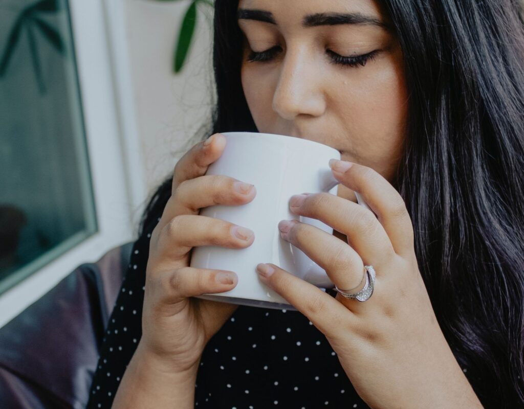 Frau trinkt Kaffee