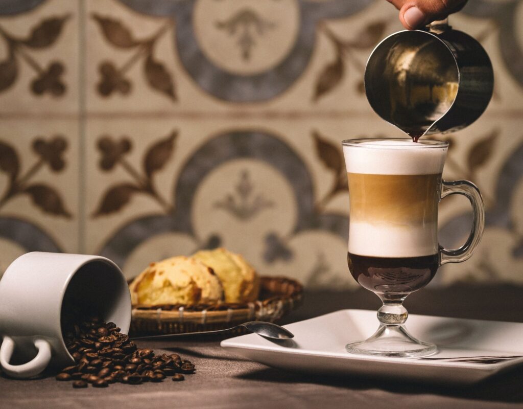 Kaffee mit Bohnen und Gebäck